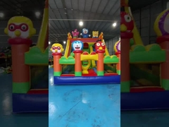 Tarpaulin Deslizamientos de agua inflables Temática de dibujos animados Niños Castillo saltando agua