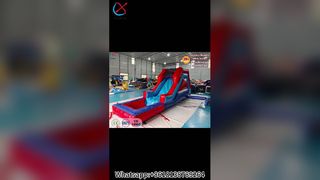 Diversión inflable gigante en la piscina con tobogán acuático