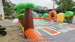 Diversión inflable en pista de carreras para niños