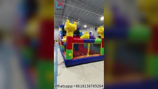 Castillo inflable colorido con diversión con toboganes