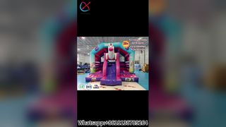 ¡Diversión en la casa inflable de unicornio!