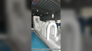 Elegante piscina de bolas de burbujas para boda blanca con tobogán