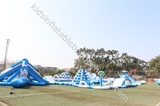 Carrera de obstáculos inflable del parque acuático del tobogán acuático del mar gigante blanco azul