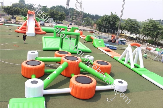 Nuevo tobogán acuático flotante colorido del parque del agua en carrera de obstáculos del mar