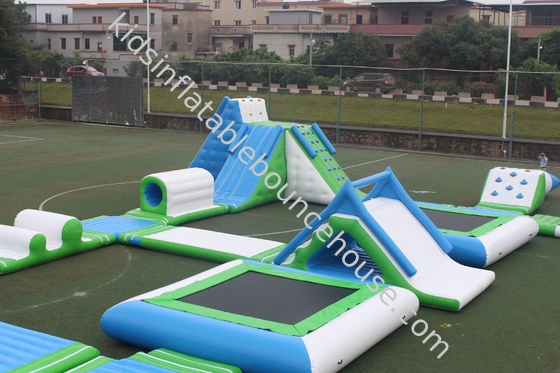 Fabricante Parque acuático comercial de mar inflable con paredes de escalada Juegos de toboganes