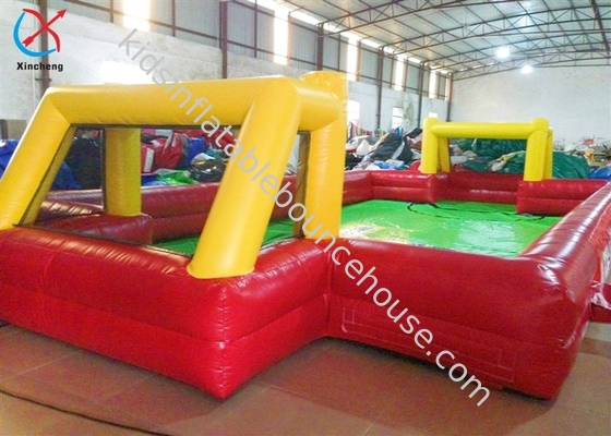 Campo de fútbol inflable personalizado Juegos deportivos interactivos Campo de fútbol acuático inflable