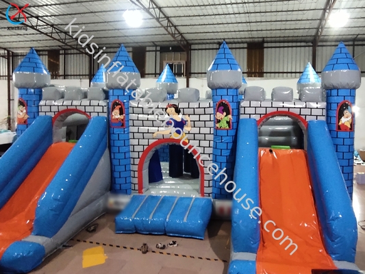 Parque infantil inflable de fábrica Castillo inflable de Blancanieves con toboganes dobles