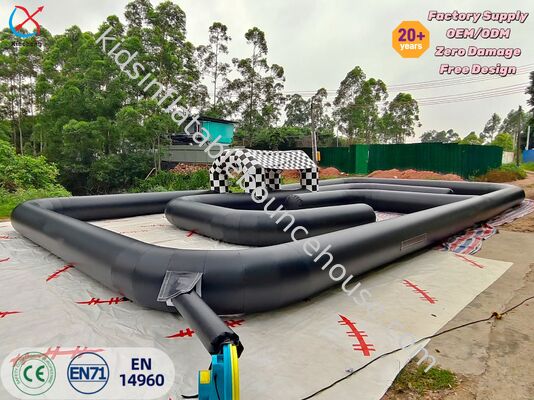 Pista comercial de carreras de go-kart negro inflable con arco a cuadros para eventos